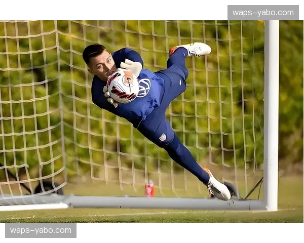 切尔西逆向跑位撕扯防线：利用边路宽度完成肋部直塞